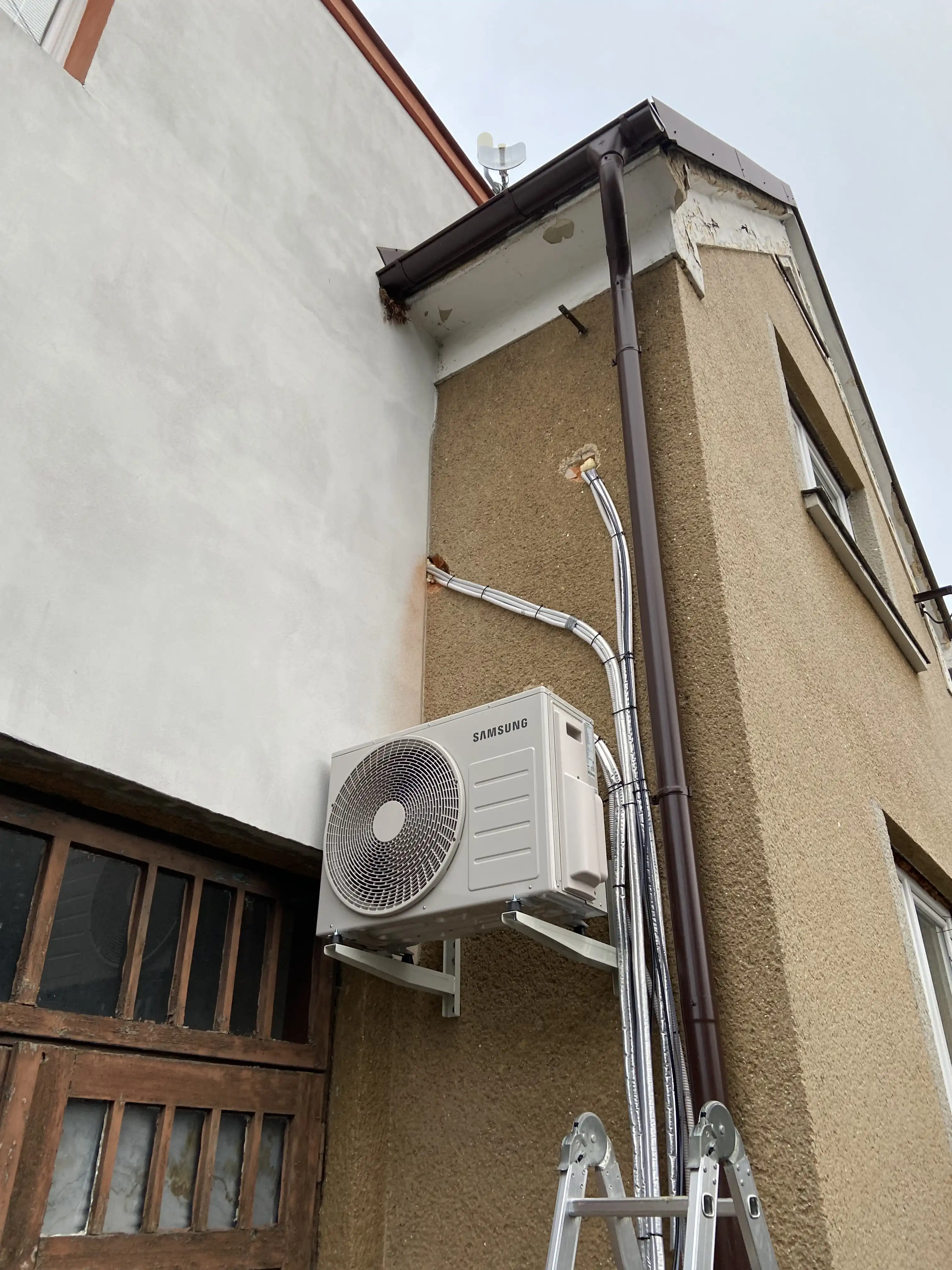ukázka montáže multisplit klimatizace Samsung ve Valašském Meziříčí č.1